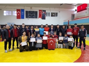 Isparta Ana Lig Güreş Takımı Yarı Finallerde