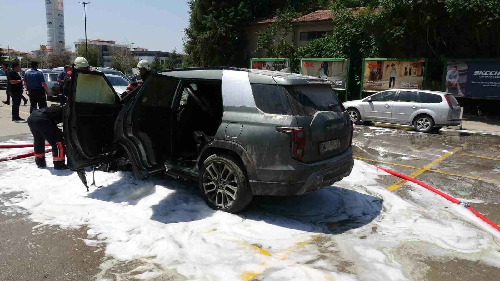 park-halindeki-arac-yanginda-kullanilmaz-hale-geldi