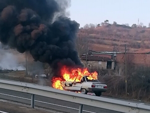 Seyir Halindeki Otomobil Alev Alev Yandı