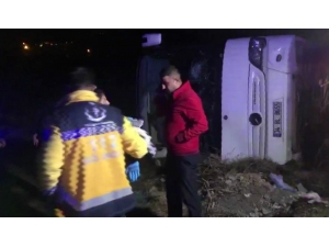 Erzincan-erzurum Karayolunun Karakaya Mevkiinde Bir Yolcu Otobüsü, Otomobille Çarpıştı Ve Şarampole Yuvarlandı. Kazada 20 Kişi Yaralandı.