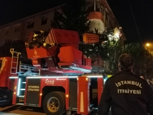 Apartman İçinden Önce Patlama Sesleri Duyuldu Sonra Dumanlar Yükseldi