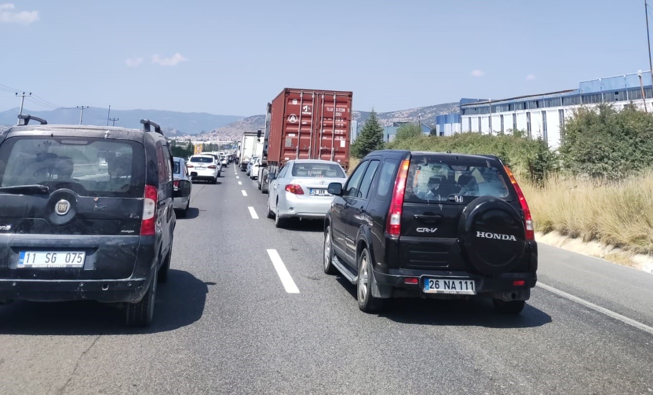 yol-calismasi-uzun-arac-kuyruklarina-sebep-oldu