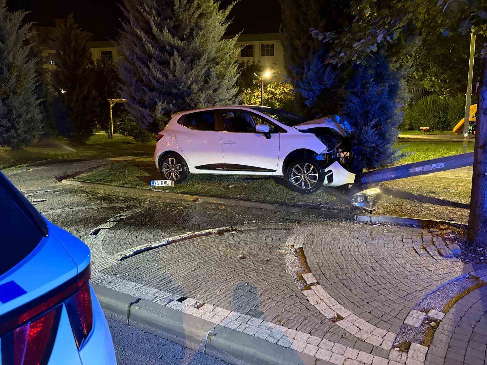 karsi-yola-gecen-otomobil-elektrik-diregine-carparak-durabildi