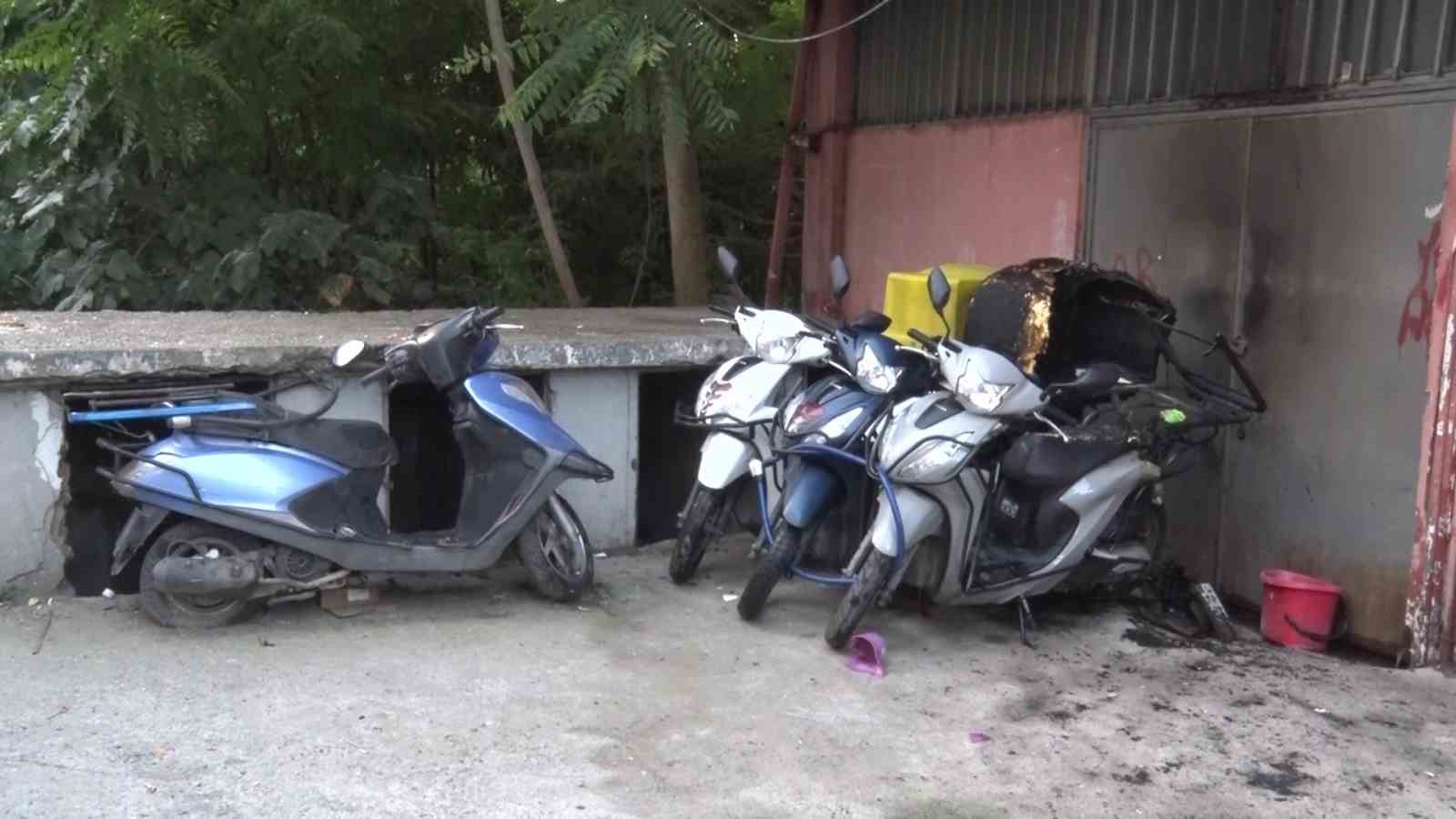 kadikoy-de-motosiklet-kundaklama-iddiasi-4-motosiklet-kullanilamaz-hale-geldi