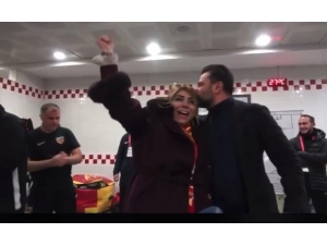 Kayserispor Başkanı Oyuncuları Soyunma Odasında Tebrik Etti