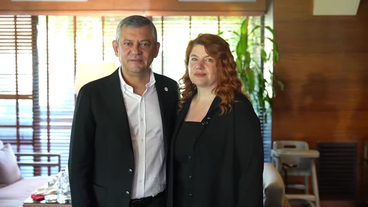 ozgur-ozel-geri-cevirdigi-borek-icin-canan-uzer-ile-ayni-sofrada-bulustu