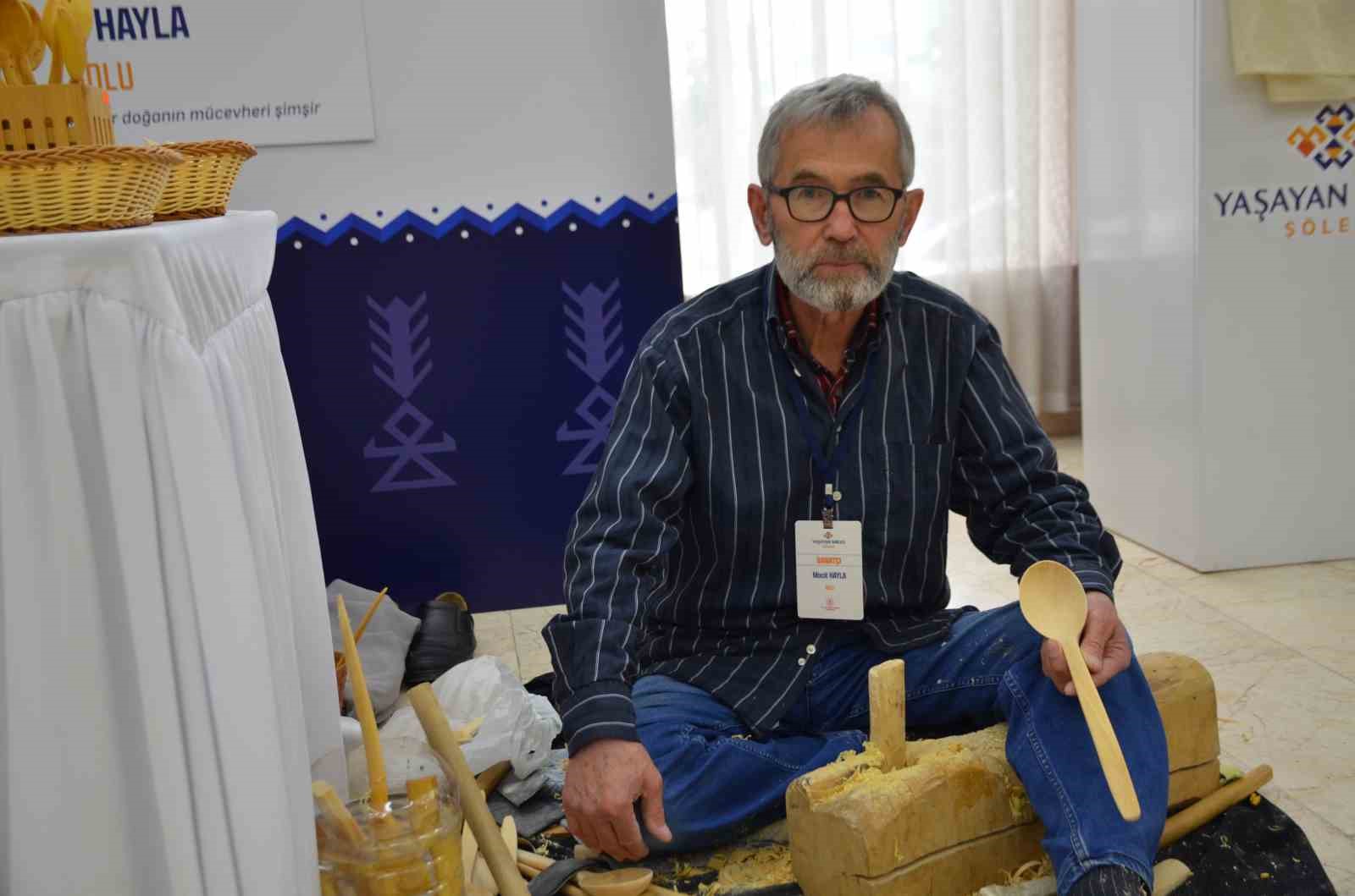 55-yildir-simsir-agacindan-tahta-kasik-yapiyor