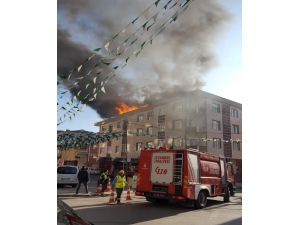 Pendik’te 4 Katlı Apartmanın Çatısında Yangın Çıktı. Çok Sayıda İtfaiye Ekibinin Yangına Müdahalesi Devam Ediyor.