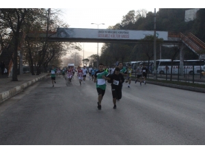 Soğuk Havaya Aldırış Etmeden Bitiş Çizgisine Ulaşmak İçin Koştular
