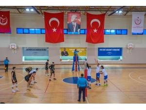 Karacabey Belediyespor Voleybol Takımı Şampiyonluk Yolunda