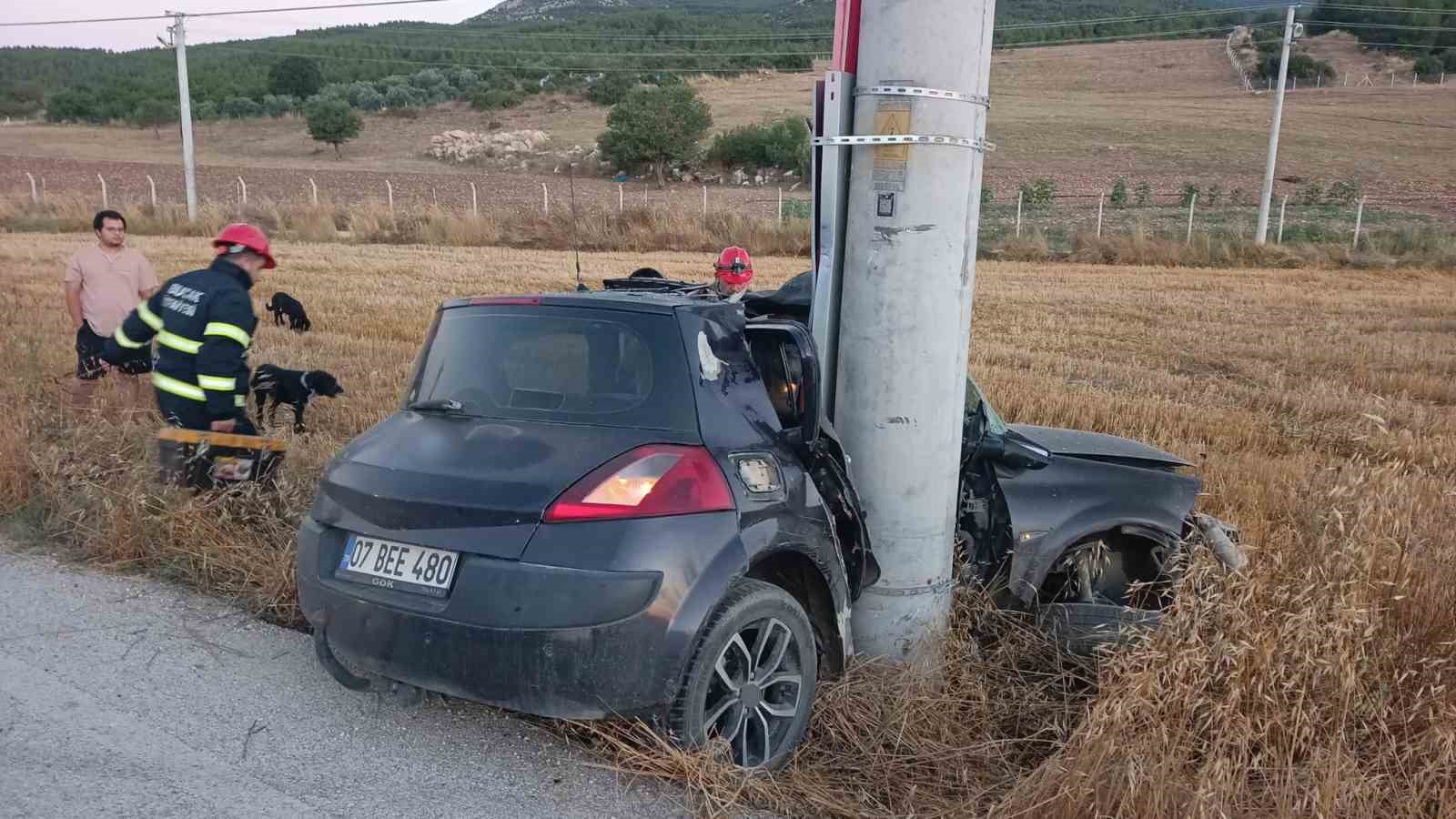 burdur-da-otomobil-elektrik-diregine-carpti-1-yarali