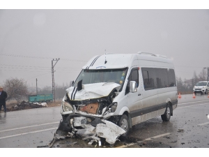 Minibüsler Çarpıştı: 5 Yaralı