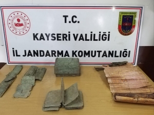 Kayseri’de Ağaç Kabuğuna Yazılmış Altın Yaldızlı Tarihi Belge Kılıfı Ele Geçirildi