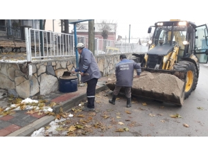 İnönü Belediyesi Buzlanmaya Karşı Tuzlama Çalışması Yaptı