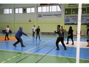 Rektör Şahin, Öğrencilerle Voleybol Maçı Yaptı