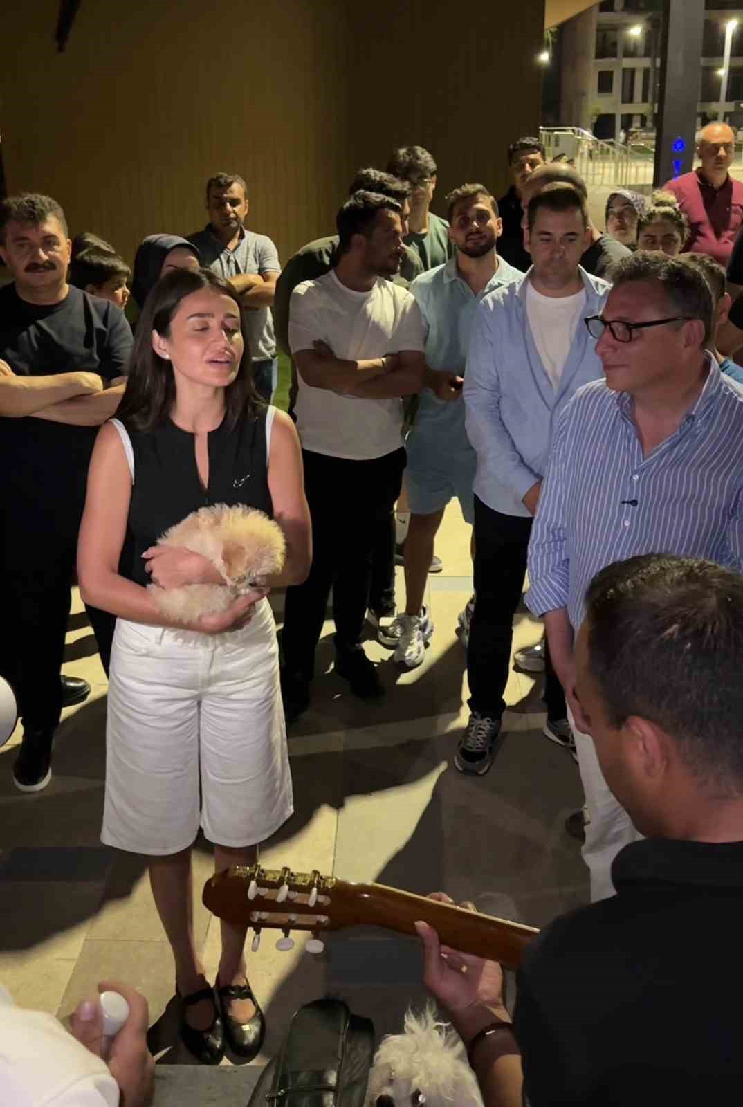 sarkici-elif-buse-dogan-in-darbukali-islikli-mini-konseri-vatandaslarin-begenisi-topladi