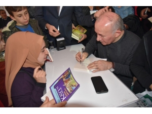 Ahmet Şimşirgil’e Kitap Fuarında Yoğun İlgi