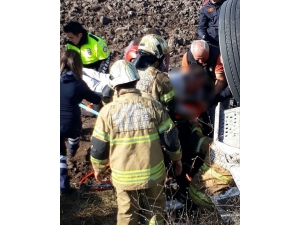 İzmir’de Çimento Yüklü Tır Devrildi: 1 Yaralı