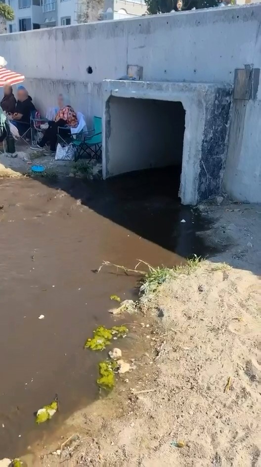 kanalizasyon-suyu-sahilde-vatandaslarin-uzerine-akti