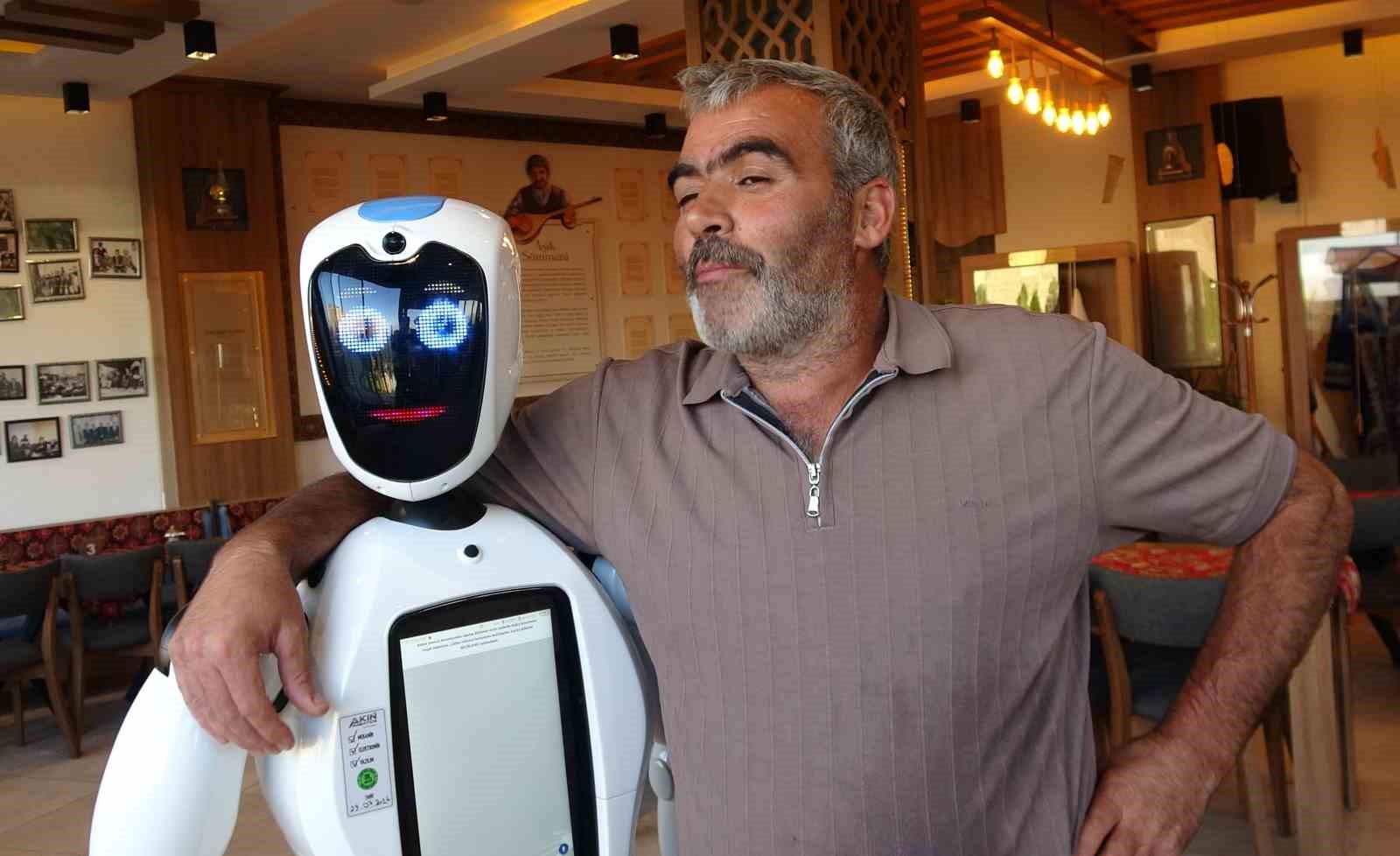 erzurumlular-robot-sukufe-yi-cok-sevdi-agzi-olsa-cag-kebabi-yiyecek