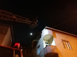 2 Katlı Evde Çıkan Yangında 2 Kişi Hastanelik Oldu