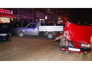 Park Halindeki İki Araca Otomobil Çarptı