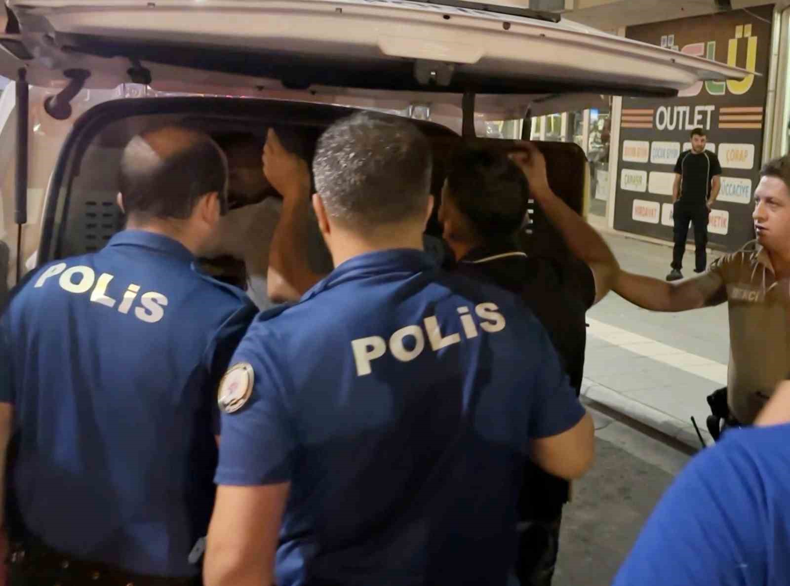 biri-oynayarak-digeri-zorla-gozaltina-alindi-ilginc-anlar-kamerada