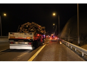 Bolu Dağı’nda Tomruk Yüklü Tır Kaza Yaptı, Tomruklar Yola Saçıldı