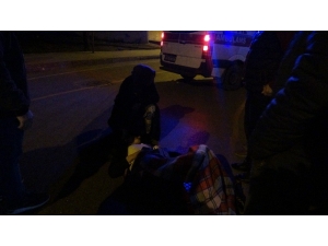 Yaralı Kadın Üşümesin Diye Üzerine Battaniye Örtüp Ambulansı Beklediler