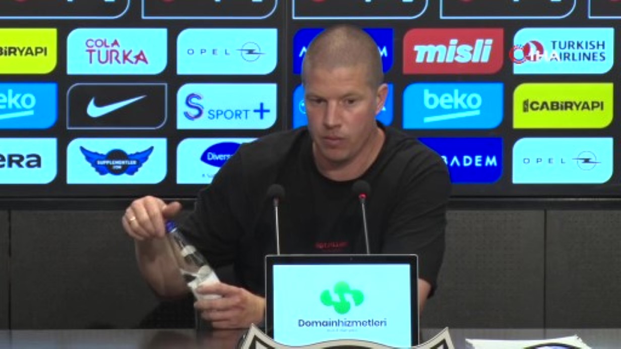midtjylland-teknik-direktoru-tullberg-den-besiktas-tribunlerine-ovgu