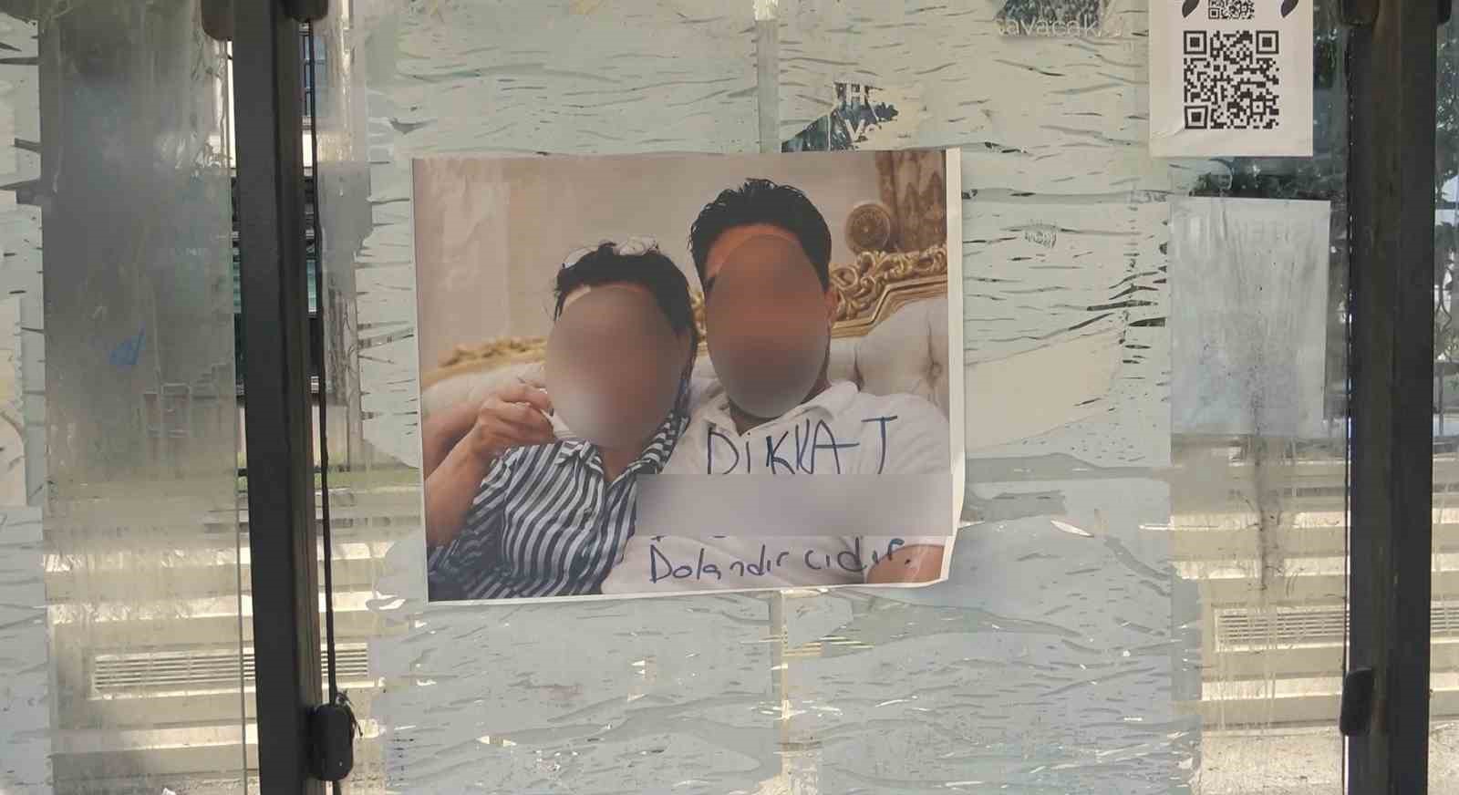 otobus-duragina-asilan-dikkat-dolandiricidir-yazili-fotograf-karesi-gorenleri-sasirtti