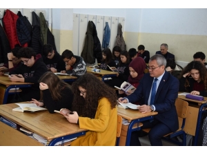 Vali Deniz, Öğrencilerle Birlikte Kitap Okudu