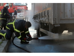 D-100’da Seyir Halindeki Tırda Çıkan Yangın Paniğe Neden Oldu