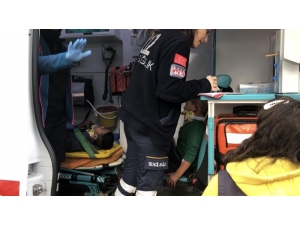 Kağıt Toplayan İki Kardeşe Araç Çarptı