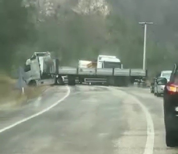 kontrolden-cikan-tir-kara-yolunu-trafige-kapatti