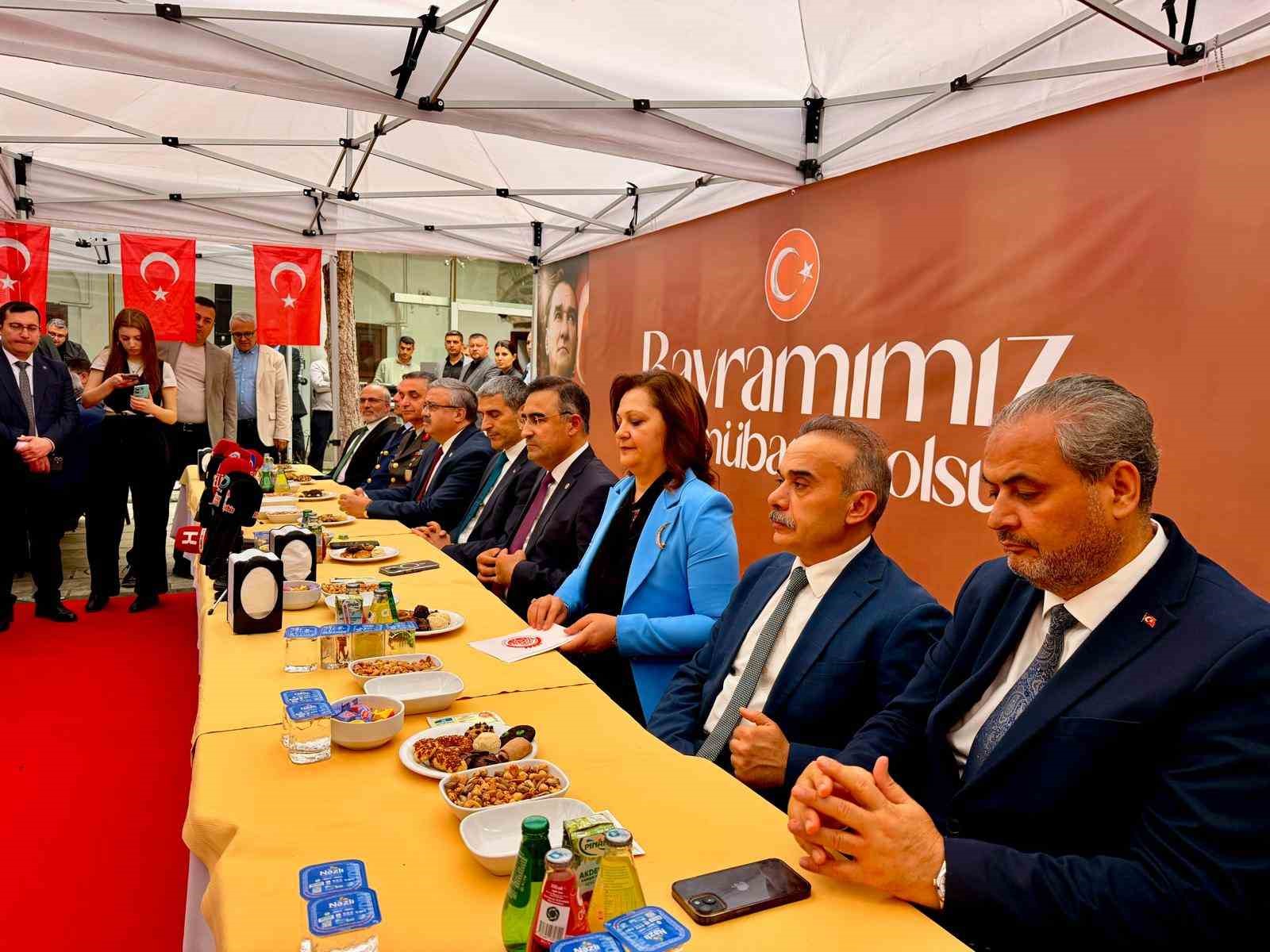 vali-aktas-huzurlu-bir-bayram-icin-gerekli-asayis-ve-trafik-tedbirleri-alindi