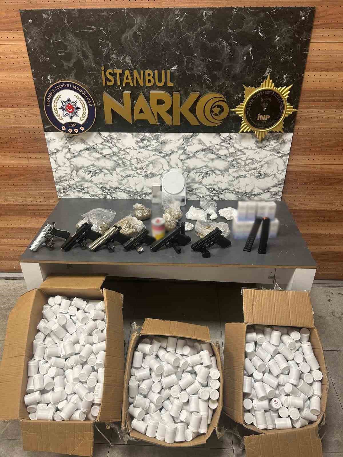 zeytinburnu-nda-uyusturucu-operasyonunda-60-bin-sentetik-ecza-hap-ele-gecirildi