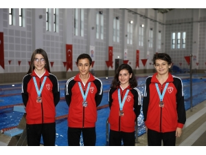 Büyükşehirin Yetiştirdiği Yüzücüler 4 Madalya İle Denizli’ye Döndü