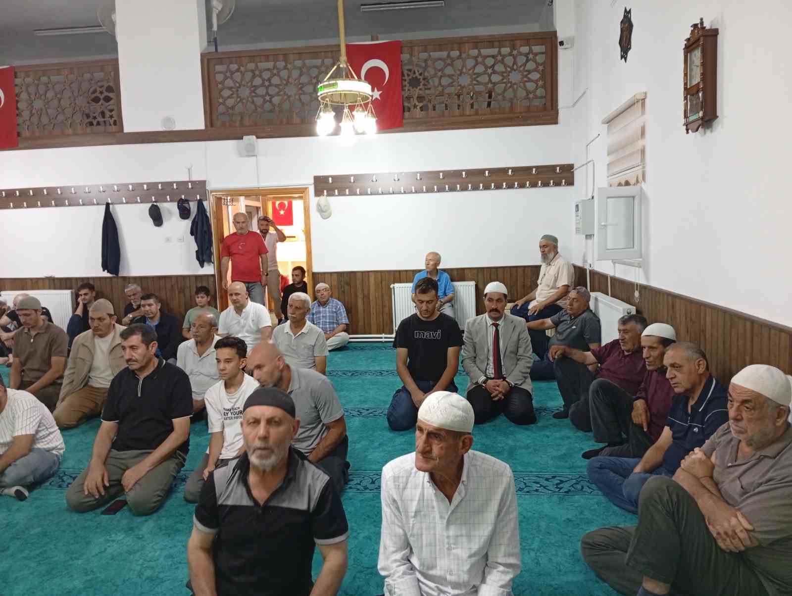bu-cami-yatsi-namazlarinda-dolup-tasiyor