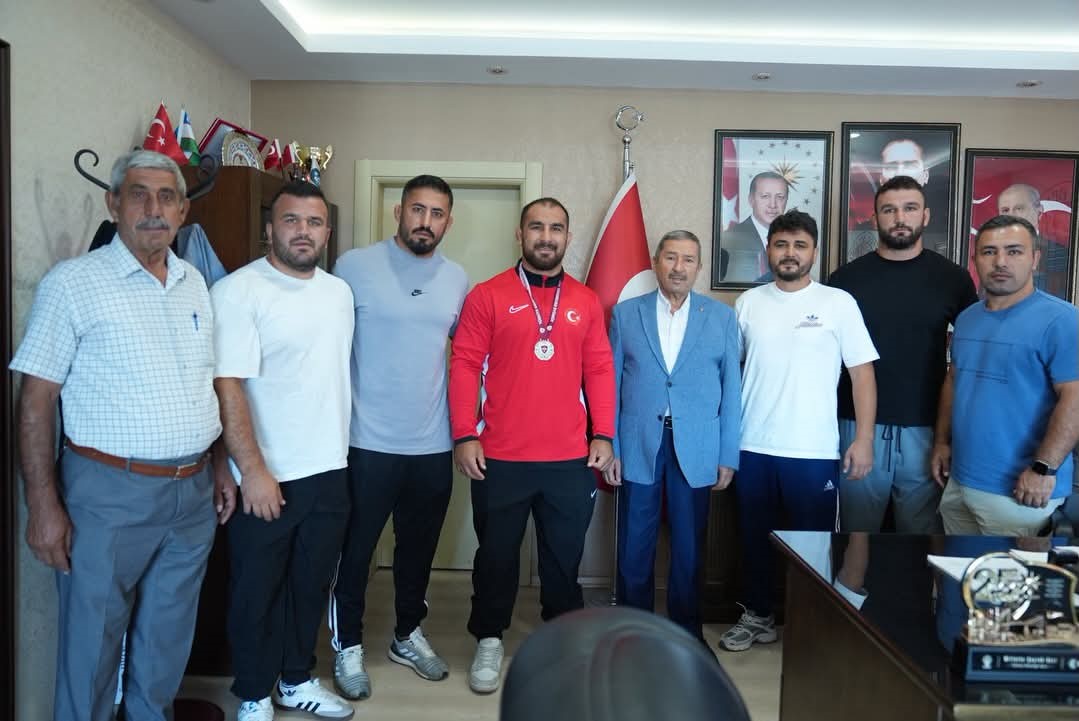 darende-belediye-baskani-bozkurt-tan-sampiyon-feyzullah-akturk-e-tebrik