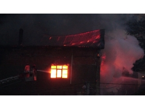 Mobilya Atölyesindeki Yangını Söndürme Çalışmaları Sürüyor