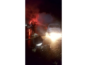 Alev Alan Araç Tamamen Yandı