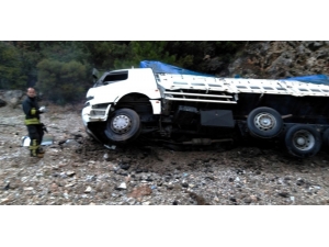 Tır Virajı Alamayınca Yan Yattı