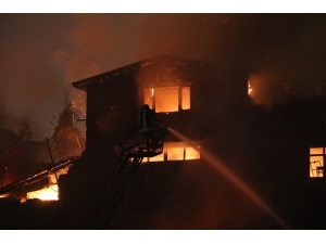 Takviye Ekiplerin Müdahalesiyle Mobilya Atölyesindeki Dev Yangın Söndürüldü