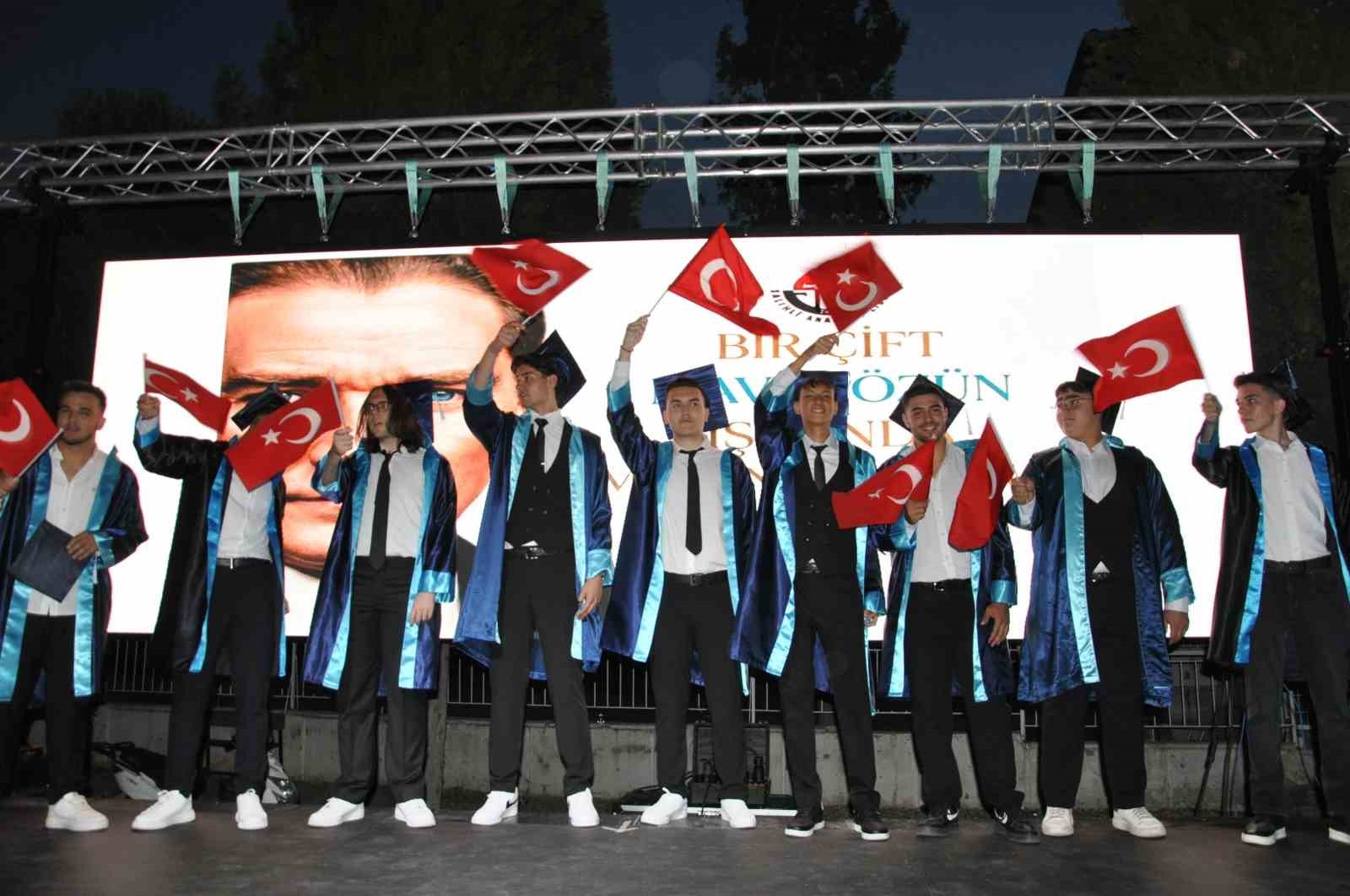 salihli-anadolu-lisesi-nde-mezuniyet-coskusu
