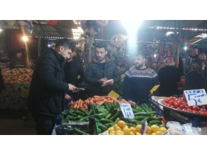 Pazar Tezgahından Meyve Çalındı