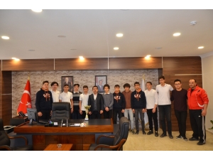 Kaymakam Coşkun, Şampiyon Güreşçileri Ağırladı