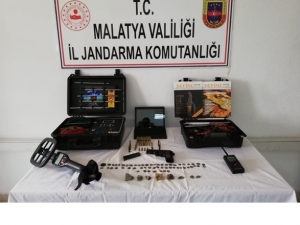 Tarihi Eserler Ve Silah Ele Geçirildi