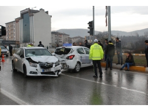 Sürücü Adayı Eğitim Sürüşünde Kaza Geçirdi