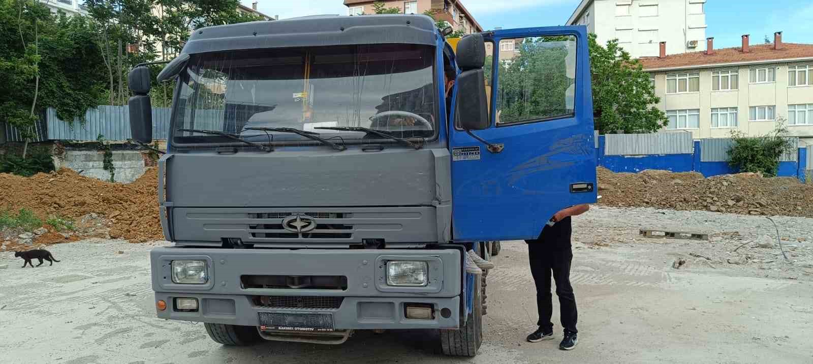 kadikoy-de-bos-arsaya-kacak-toprak-doken-plakasiz-kamyona-287-bin-lira-ceza